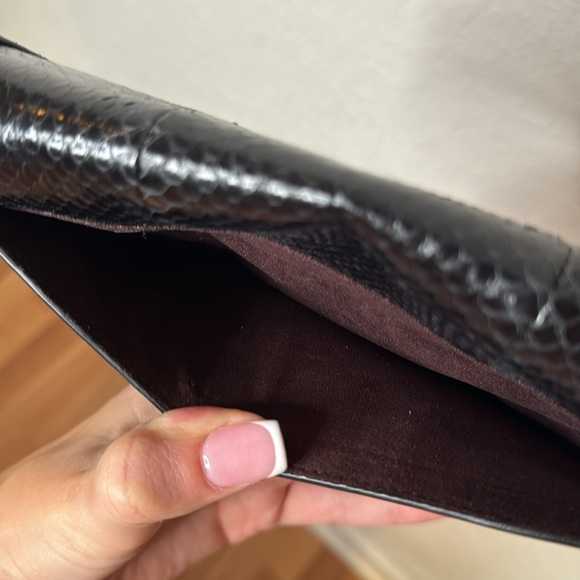 Genuine snakeskin and refined calf leather
Eight credit card slots - Picture 6 of 9